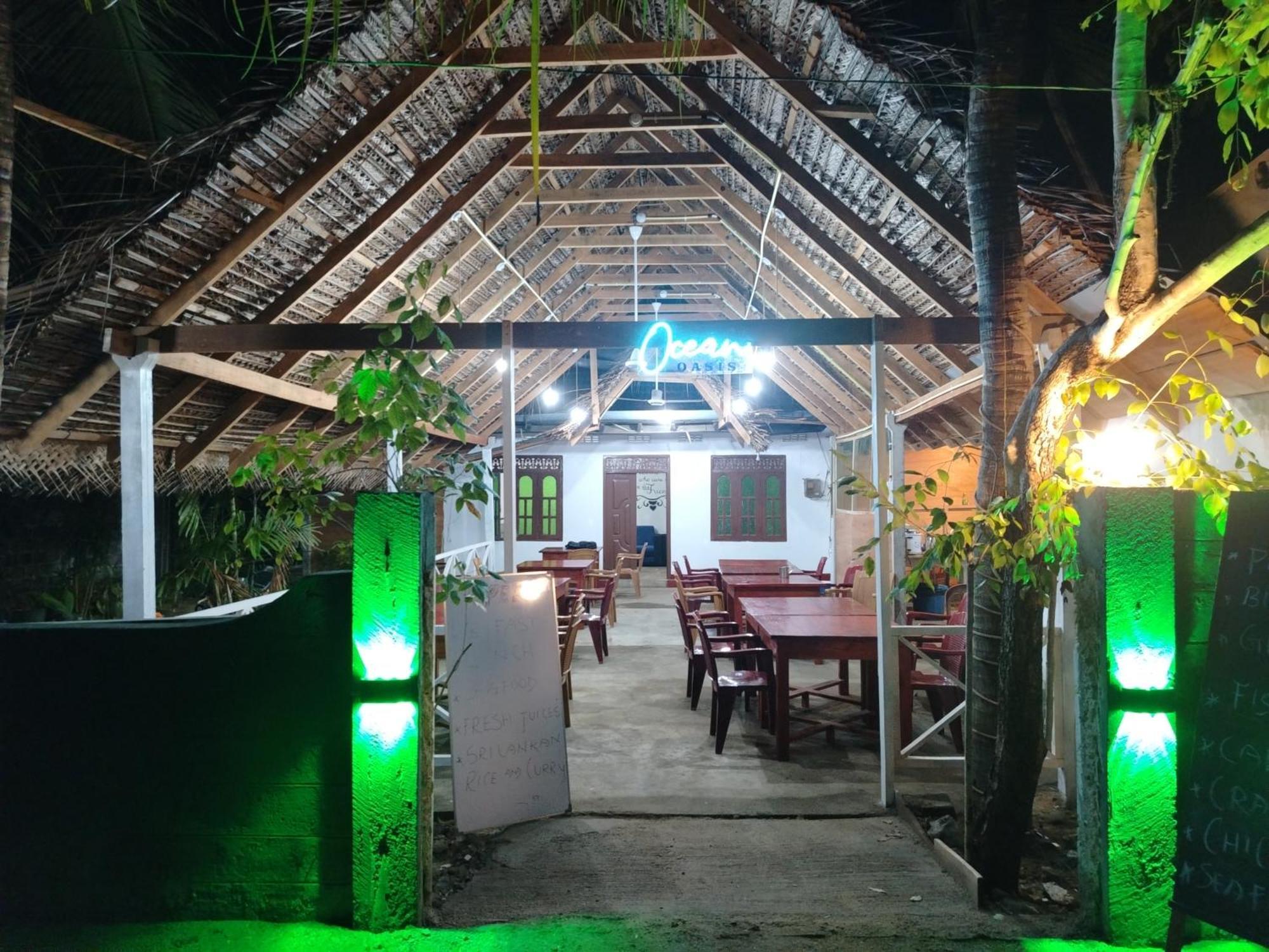 Ocean Oasis Restaurant And Rooms Тринкомали Экстерьер фото